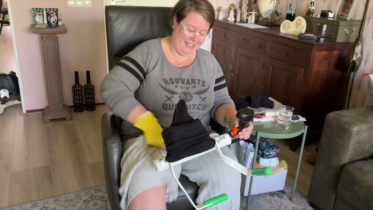 Steunkouspistool: elastische kousen aan- en uittrekken als handen krachteloos of pijnlijk zijn.