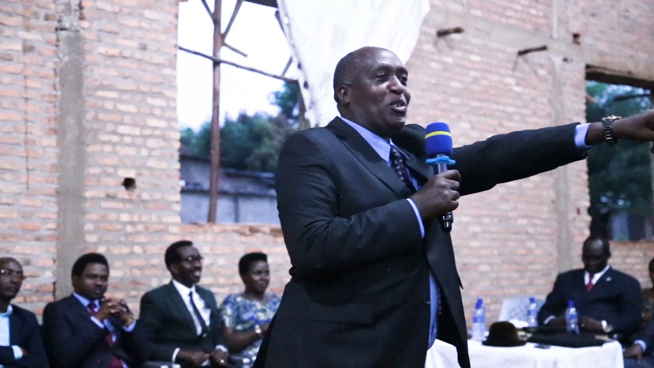 BISHOP MATHIAS ATUBWIYE AMAGAMBO AKOMEYE ISANDUKU         Y'ISEZERANO UMVA   AYAMAGAMBO NAWE NA YAWE