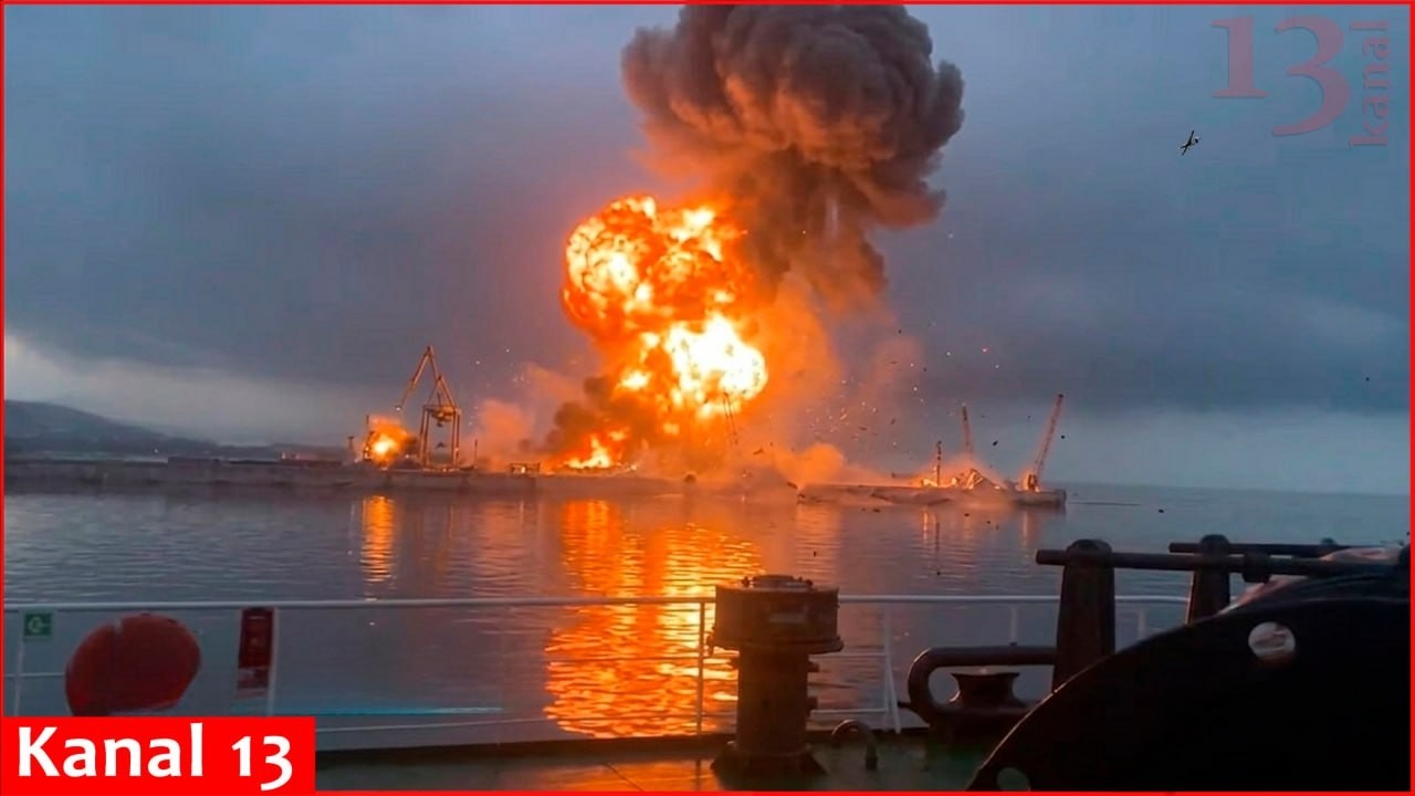 Видео атаки украинских дронов на российский фрегат и ракетный корабль на военно-морской базе в Но...