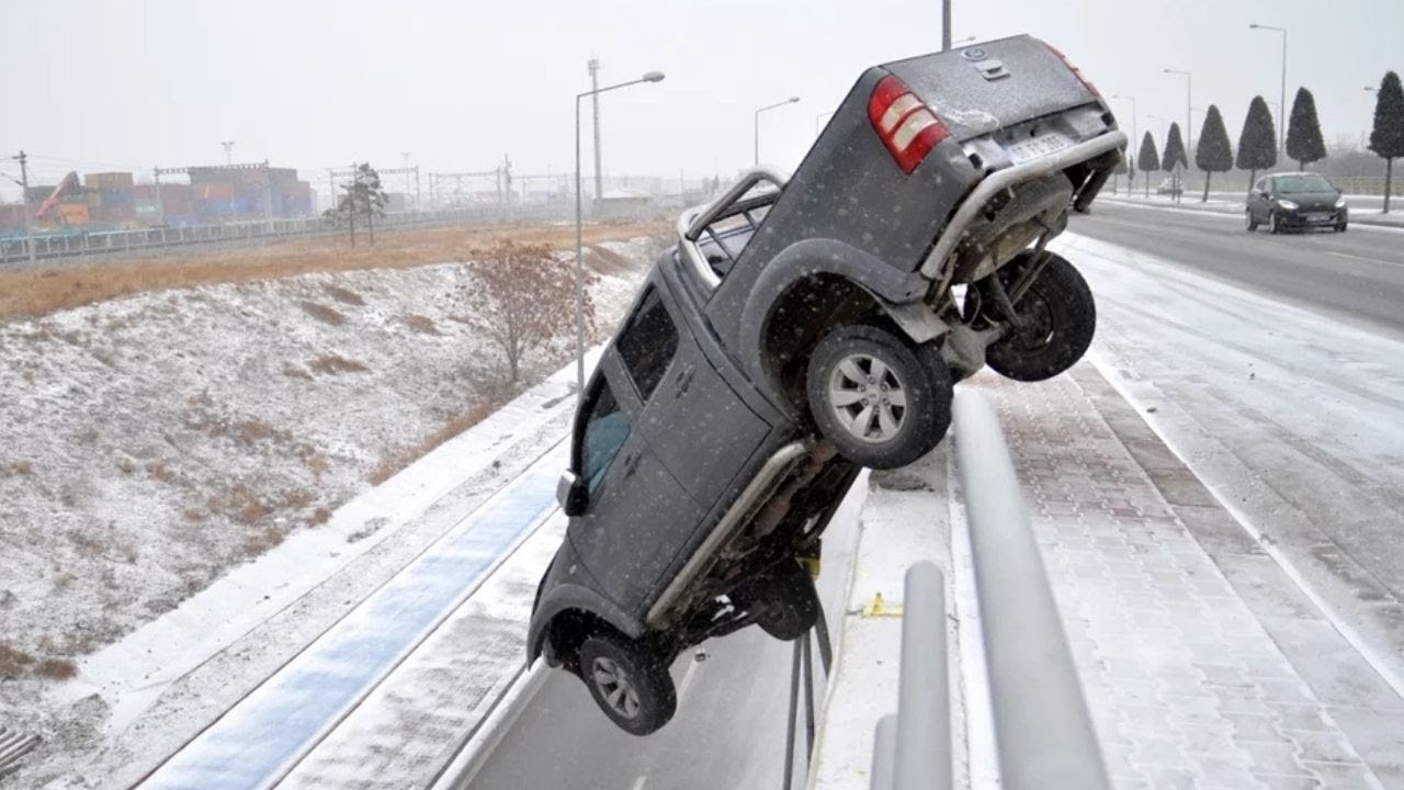 INSANE OFF ROAD FAILS COMPILATION 2025 😱 | Mud, Snow & Extreme 4x4 Chaos