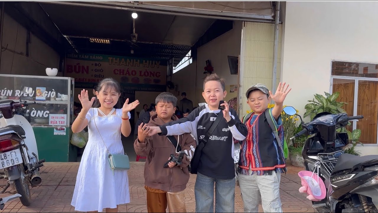 Nhóm Tí Hon ăn sáng cùng với gia đình anh chị Vợ Chồng Bé Bỏng và gặp được 2 bác khán giả dễ thương