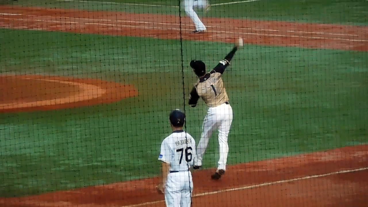 斎藤佑樹　素早い打球処理からのジャンピング悪送球