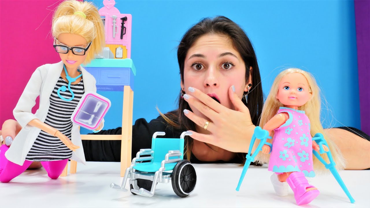 Ayşe ile Barbie oyunları. Olamaaaz! Steffie parkta oynarken ayağını kırıyor. Barbie videoları