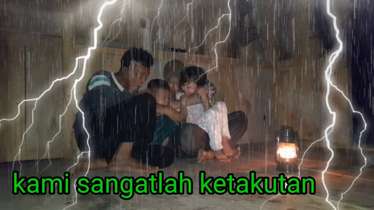 Hujan angin guruh petir bertubi-tubi satu keluarga hanya mampu berdo'a untuk selamat