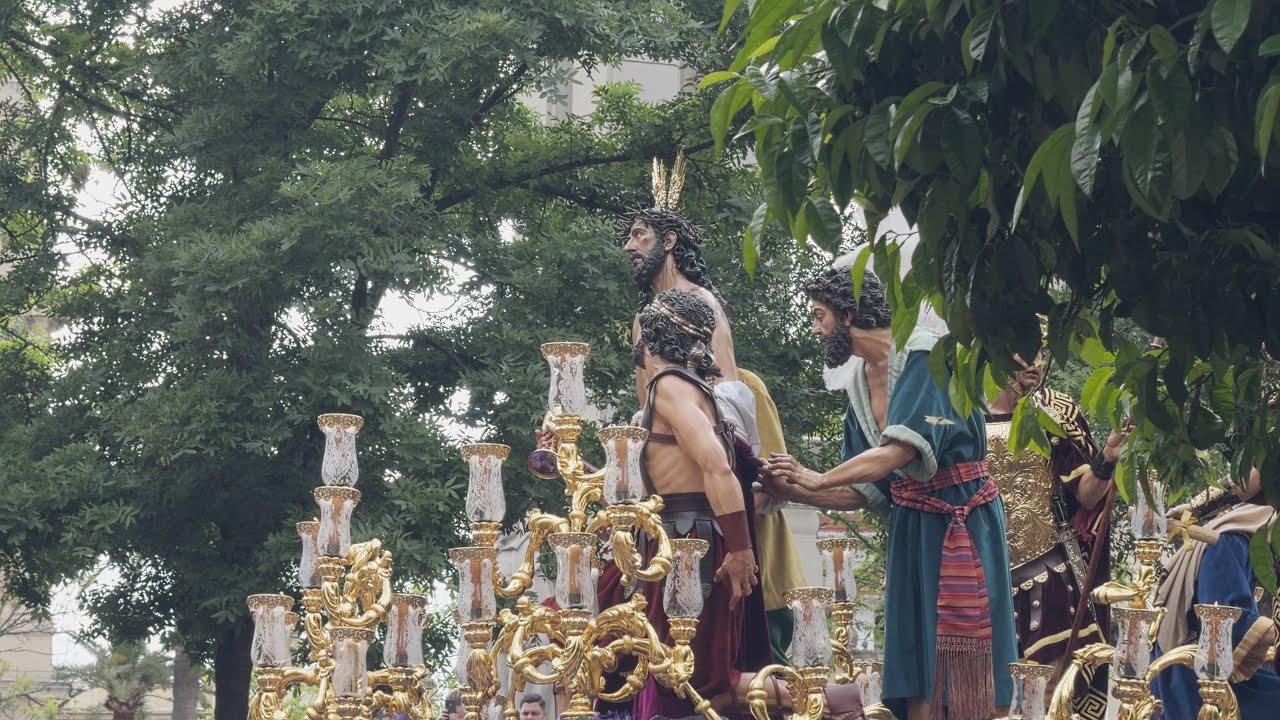 4K Hermandad de Jesús Despojado en plaza del Triunfo. Semana Santa Sevilla 2025