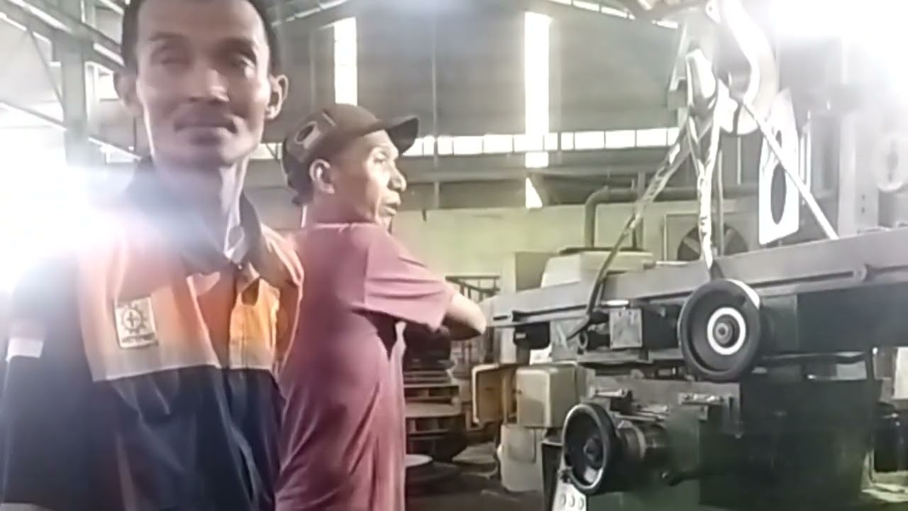Perbaikan/pemasangan meja eretan mesin frais/Milling