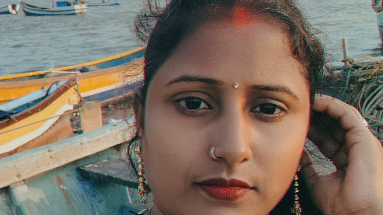 पीछे काई सारे नाव है और समुंदर है बड़ा सा  ❤️🏝️