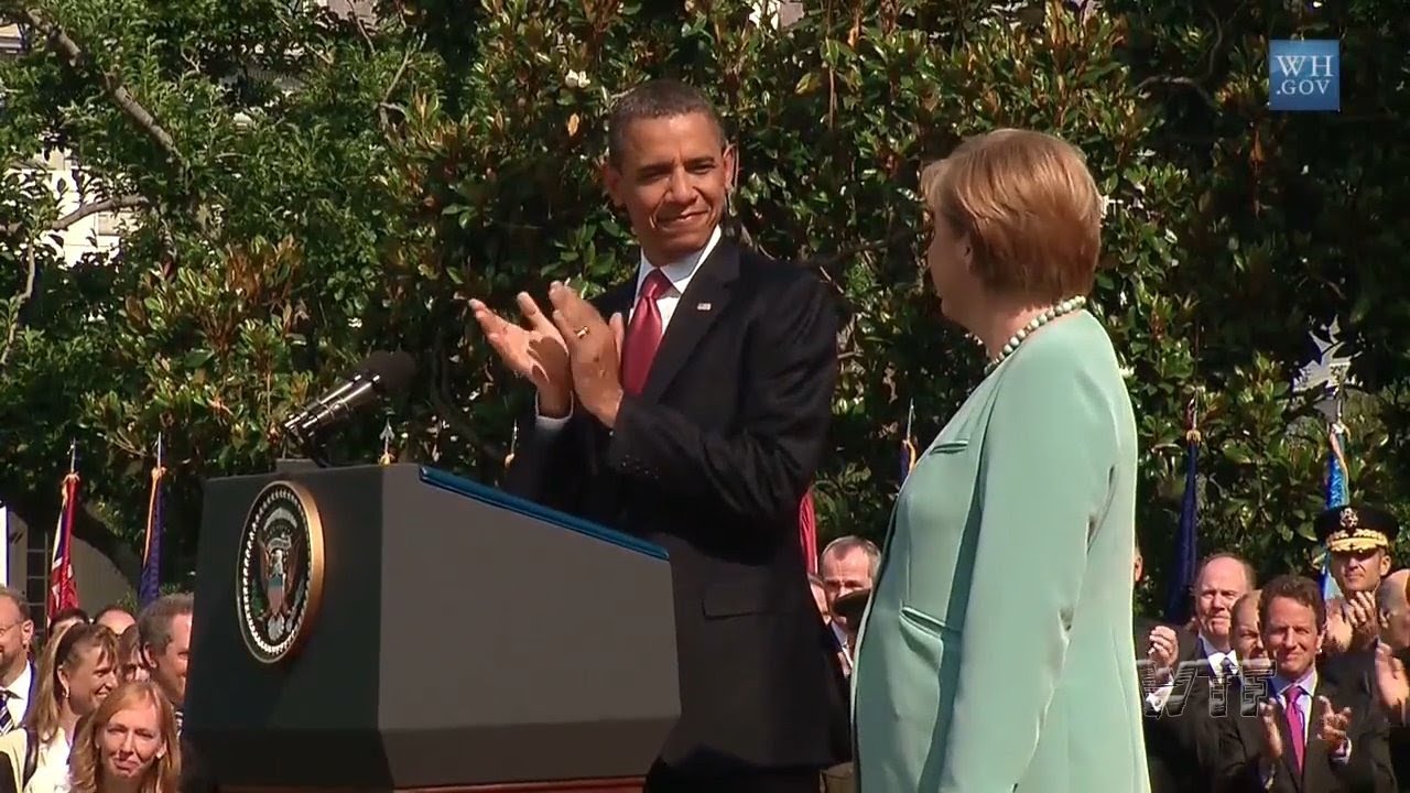 Barack Obama & Angela Merkel schauen 