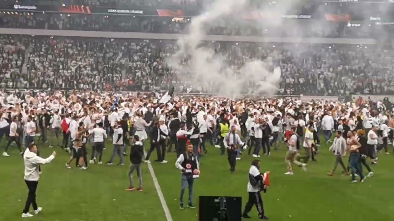 Platzsturm Eintracht Frankfurt Fans beim Europa League Halbfinale vs. West Ham United | 05.05.2022