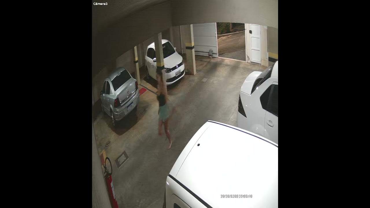 Morador de apartaemento fecha o portão da garagem direto no carro (full)