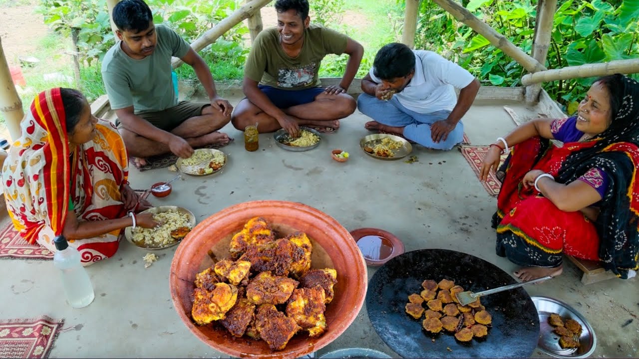 খুদের ভাতের সাথে মসলা দিয়ে দেশী কাতলার পেটি ভাজা ও পেঁয়াজ দিয়ে মাছের ডিমের বড়া |