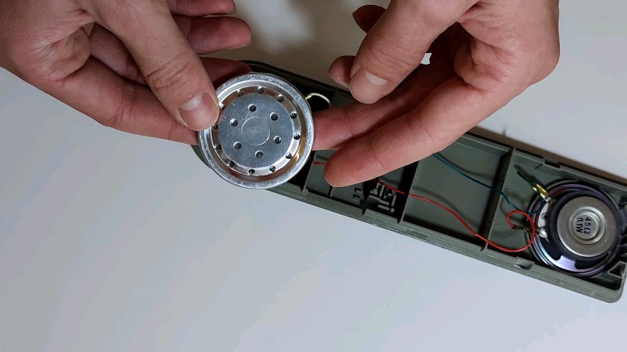 INSIDE A CARBON MICROPHONE || MICROFONO AL CARBONE CORNETTA UMRET 1130