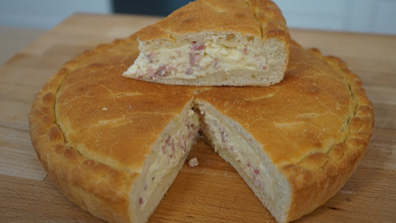 Focaccia soffice ripiena di uova, formaggi e salumi (ricetta della nonna per Pasqua e Pasquetta)