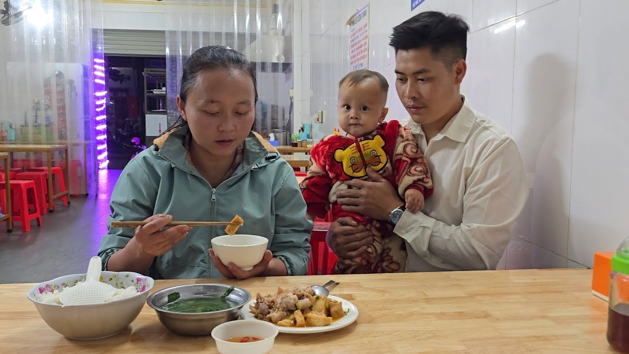 The electrician could only hold his child and silently watch the single mother eat dinner