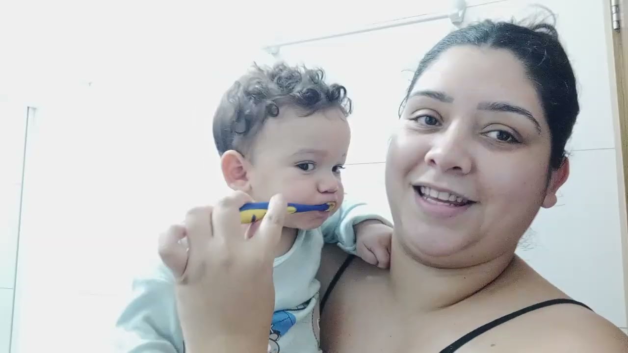 Bebê ama escovar os dentes com 11 meses. Ensinando autonomia. Escova desde 9 meses #baby