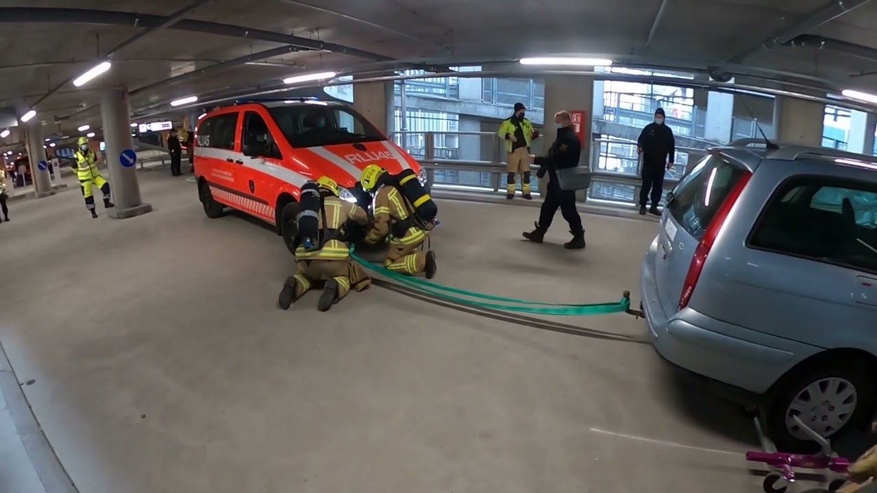 Sähköauton siirto kerroksesta alaspäin johtoyksiköllä
