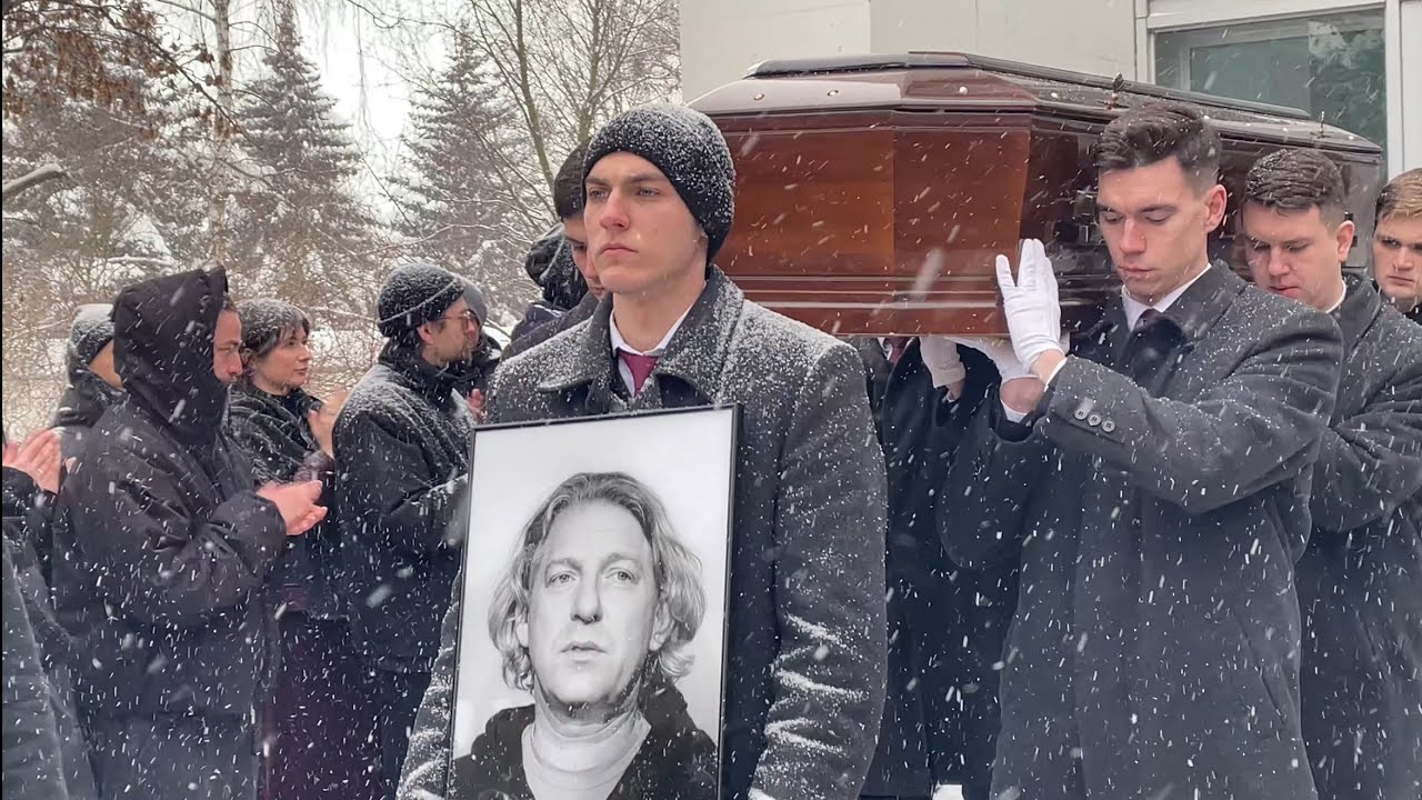 МОГИЛА АЛЕКСАНДРА ОЛЕЙНИКОВА УТОПАЕТ В ЦВЕТАХ И СУГРОБАХ | ТРОЕКУРОВСКОЕ 28.01.2026 ПОХОРОНЫ 