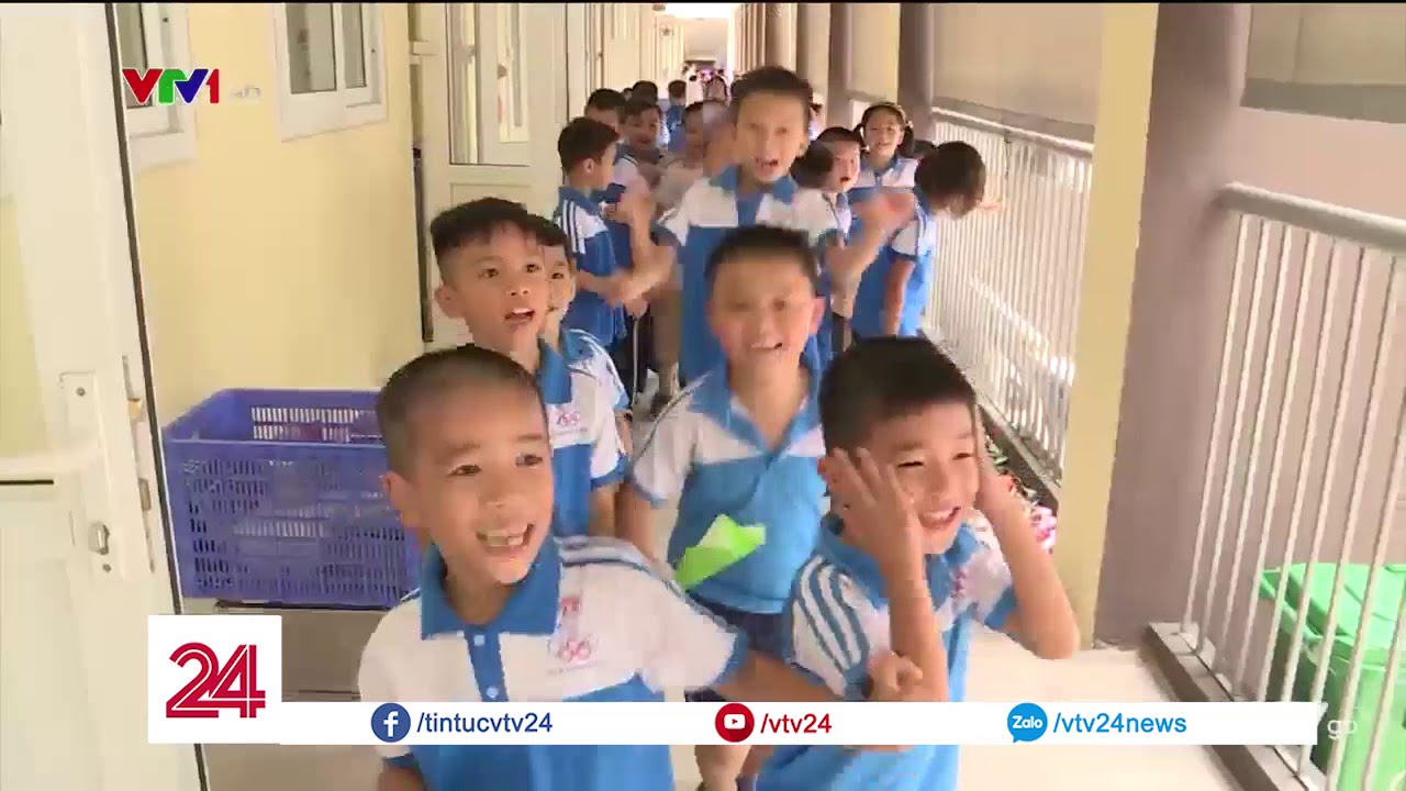 Trường học qu&aacute; tải, học sinh đi học nhờ | VTV24