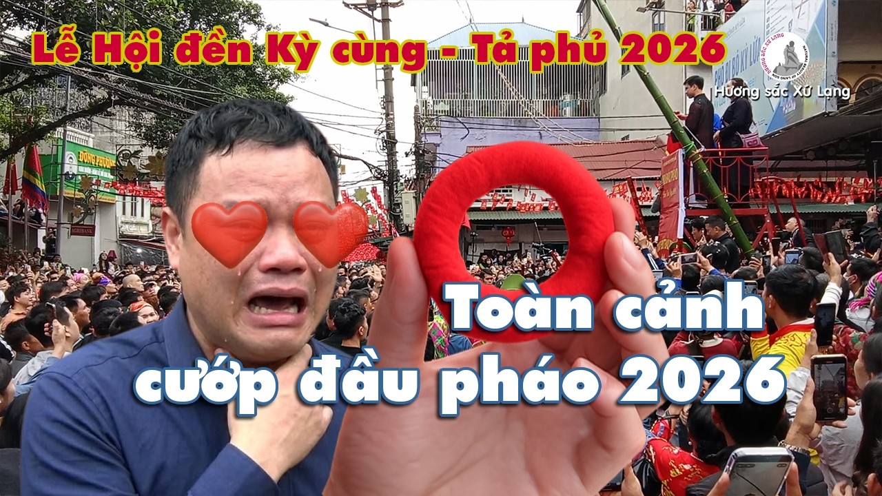 Khoảnh khắc hiếm: Người đầu tiên cướp được đầu pháo Lễ hội Đền Tả Phủ nhưng bị giành lại mất.