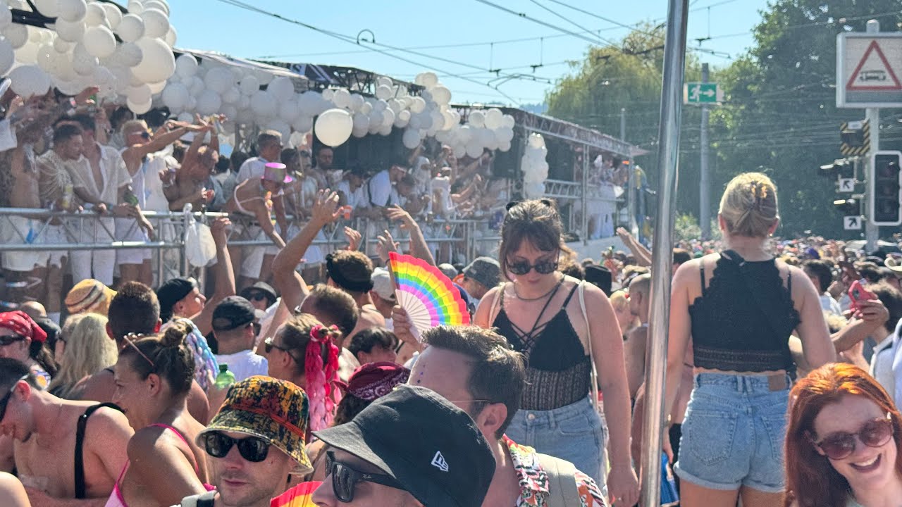 LOVE MOBIL STREET PARADE 2025 live