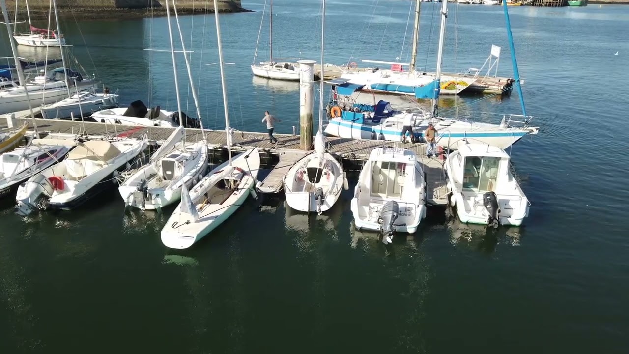 Port de Lorient, promenade le long des quais.  (UHD)