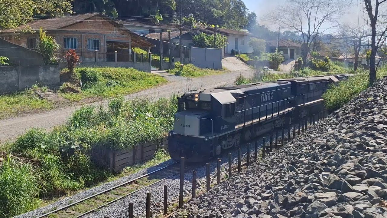  Trio de G22UB no vale do Itaum roncando alto.( captura em cooperação com @railfanmeirinho4417) 