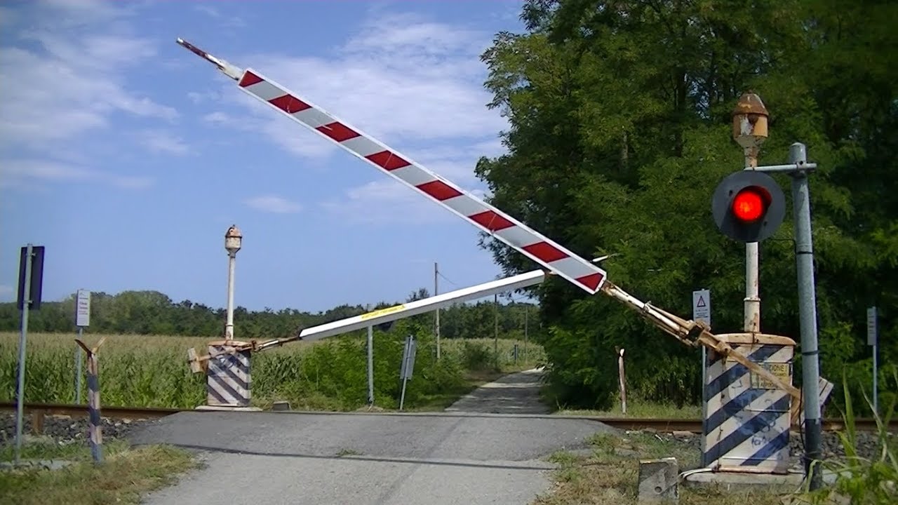 Spoorwegovergang Magnonevolo (I) // Railroad crossing // Passaggio a livello