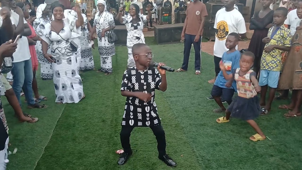 8-Year-Old Shocks Crowd – Ɛyɛ Nwanwa Live Band Performance 🔥 at Ayanfuri-Gyaman Funeral 