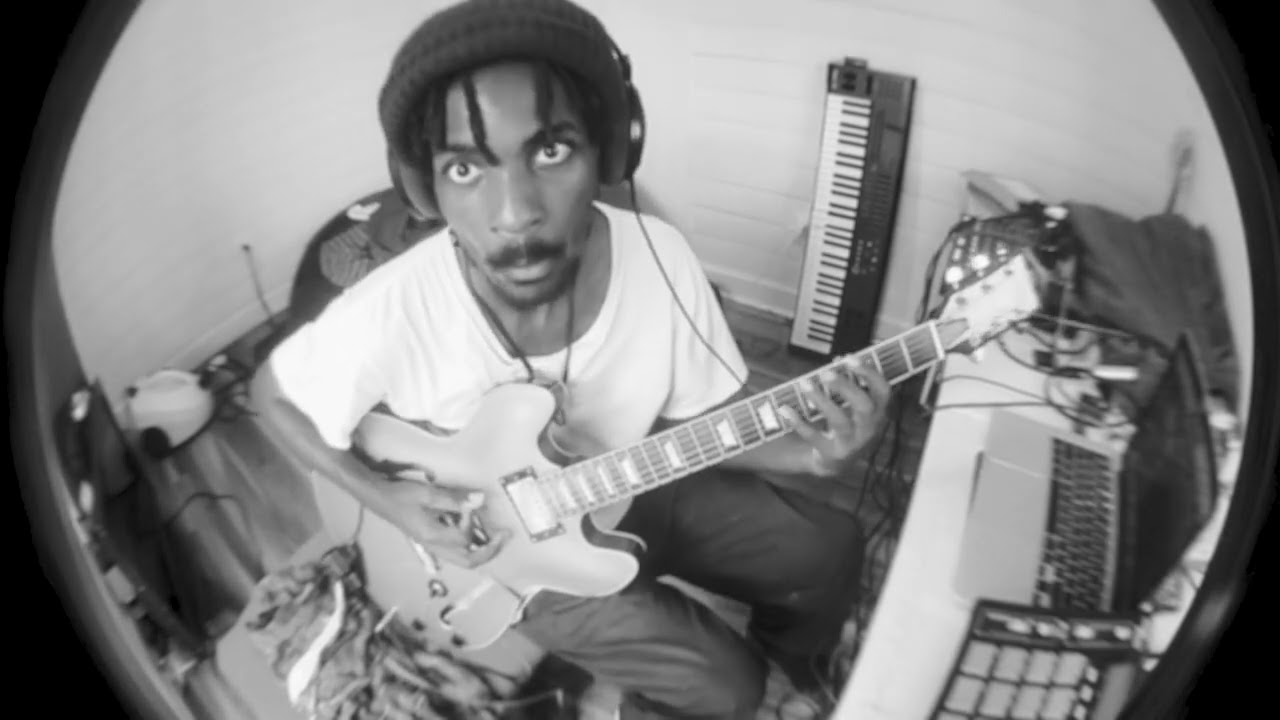 Vintage 🎸 Roland GR 1 Guitar 🎹 Synthesizer Demo (no talking)