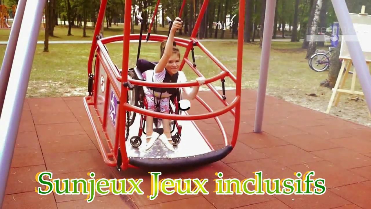 Aire de jeux inclusive: La balançoire pour fauteuil roulant.