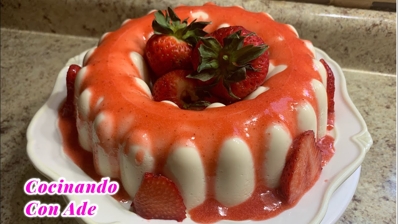Gelatina de yogurt natural con salsa de fresa! Rica y cremosa!