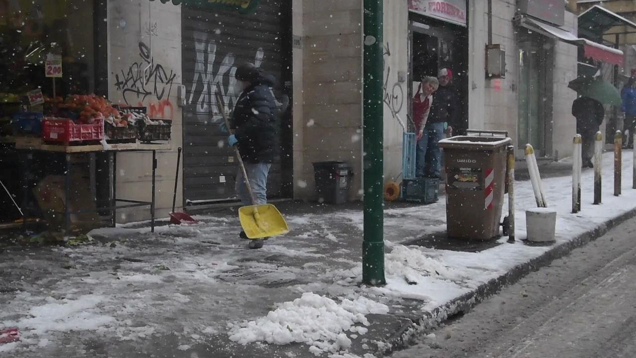 La neve a Napoli, bellezza e disagi nella città imbiancata