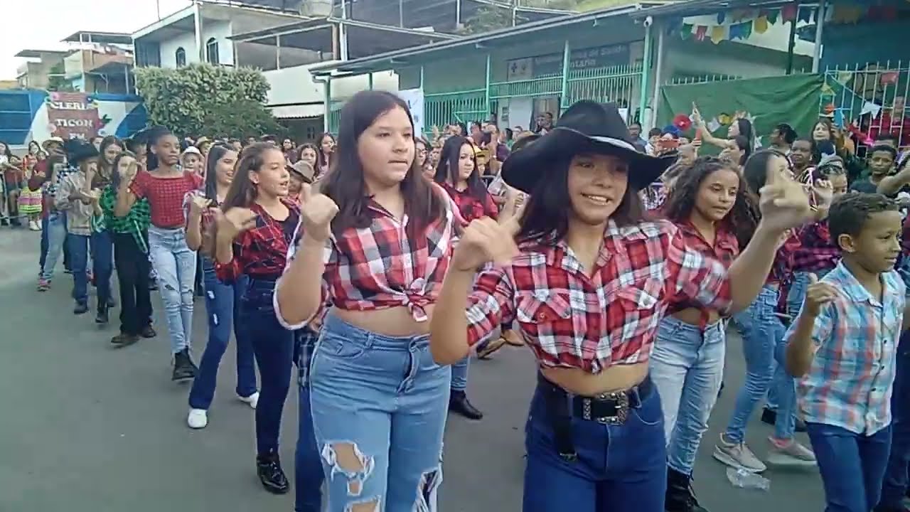 6° e 7° ano (Profª Cíntia) – música “As Meninas da Pecuária” - FESTA NA ROÇA 2024