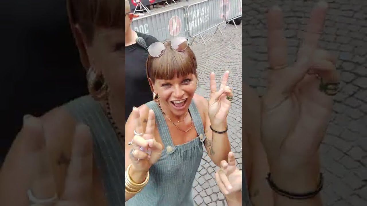 ALESSANDRA AMOROSO Arena di Verona abbraccia tutti e si butta tra il pubblico del  Power Hits Estate