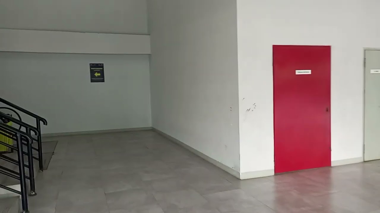 Masuk ke dalam melihat bangunan yang adh di hancur di stasiun kereta tanjung barat 