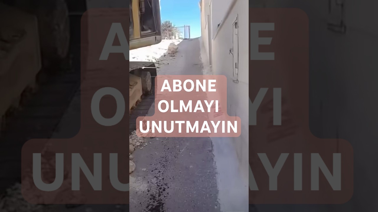 DEV iş makinesi duvarı teğet ge&ccedil;iyor😱#devmakineler #dev #işmakinesi #operator #usta #keşfet