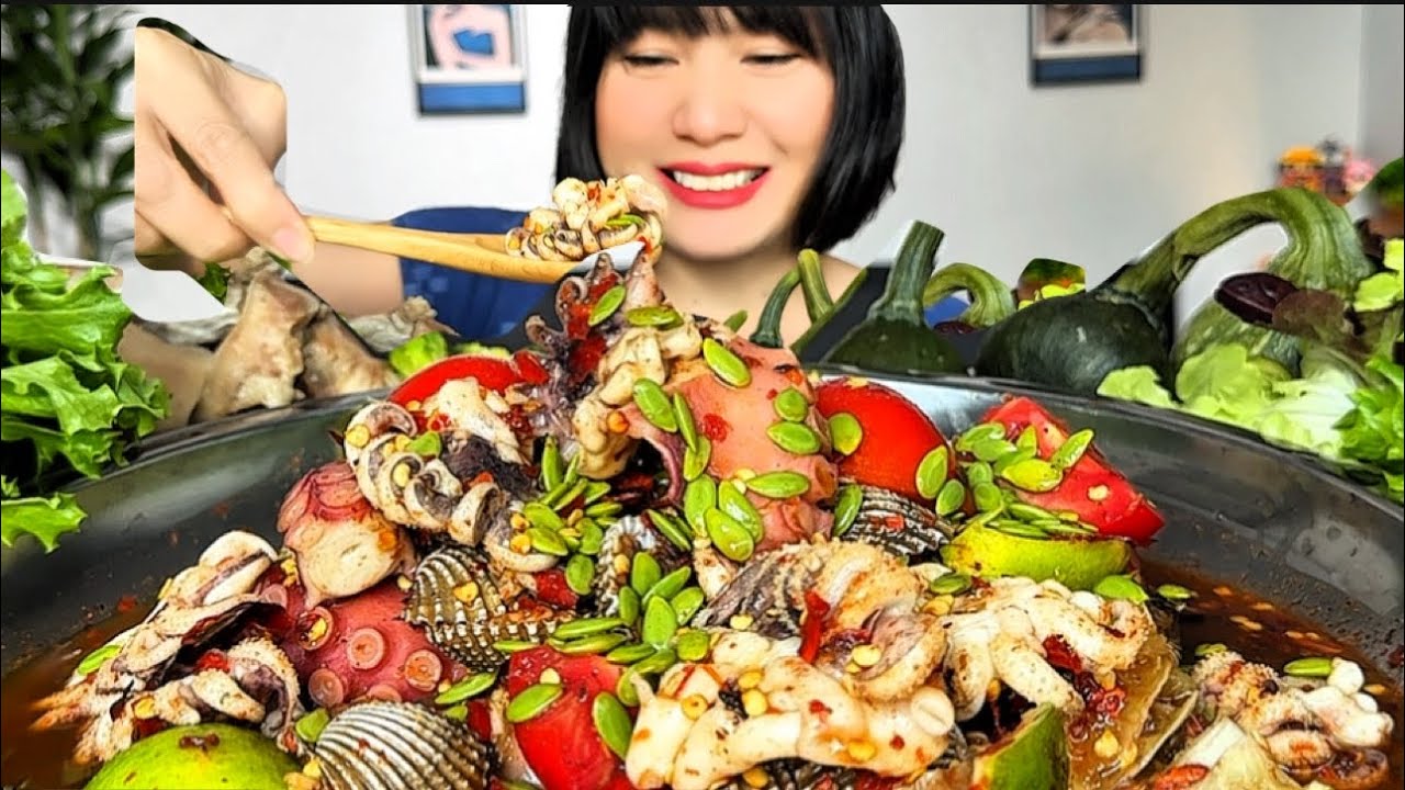 Thaifood ASMRตำรวมหนวดหมึกมีหอยแครง Mixed squid tentacles papaya salad and cockles MUKBANG SHOW 