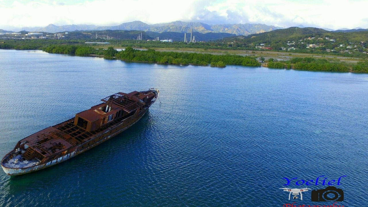 Barcos encayados/ Aground boats. Peñuelas Puerto Rico/Sector Tallaboa