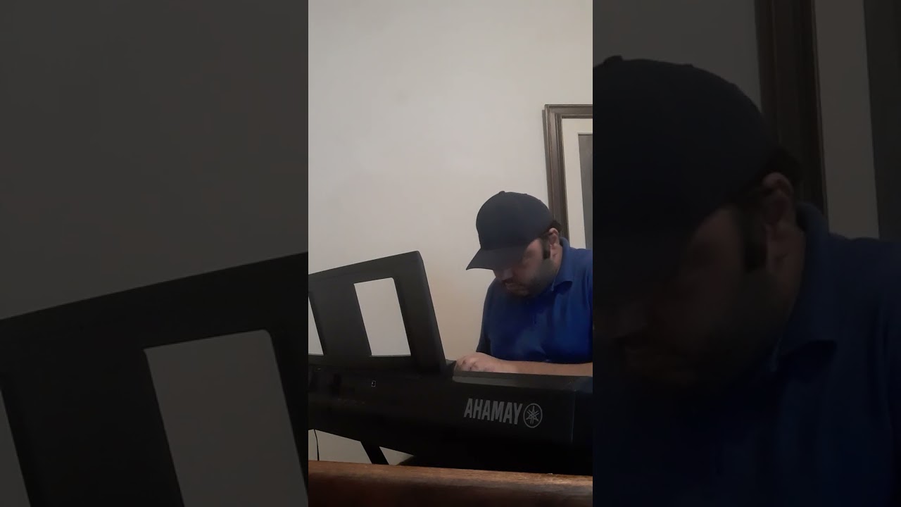 (Marcelo Farjun ♥️Tássia e ♥️Ingrid para sempre!) com Marcelo tocando a bela música -Que nem maré!🎹