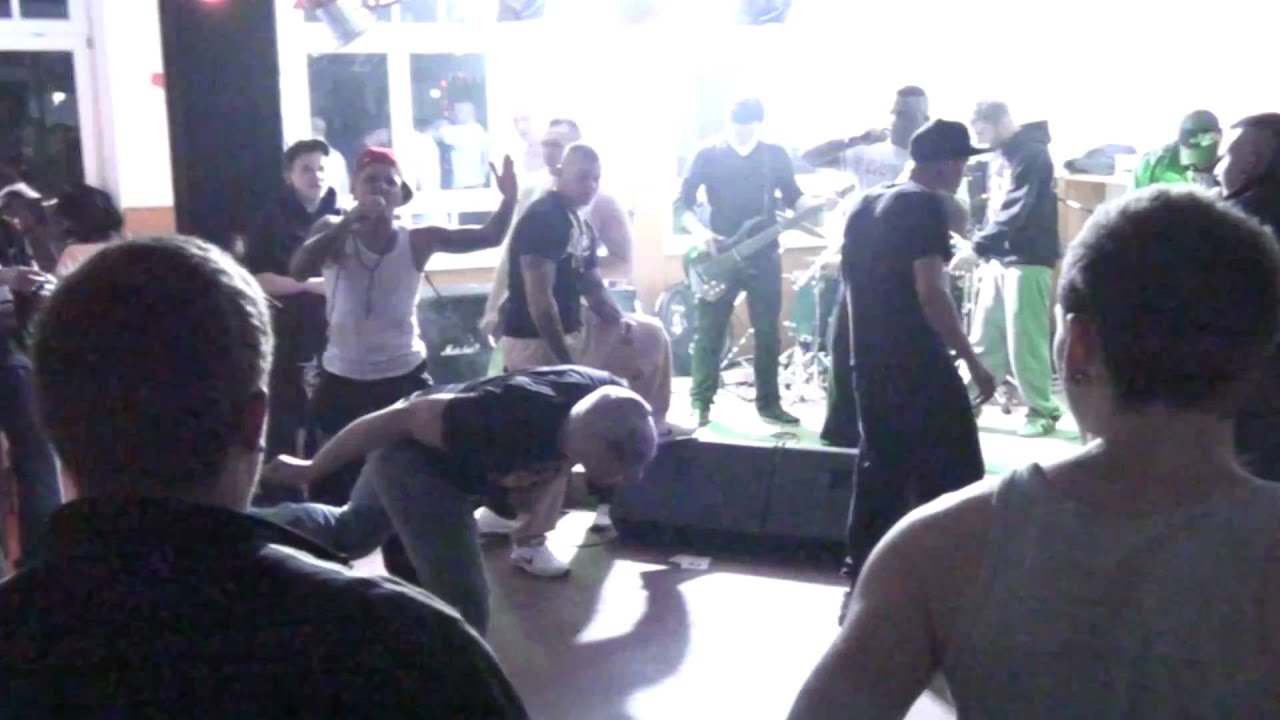 Cunthunt777 feat. Ruffiction - Fotzenjagd im Panzer live @JUZ Wunsiedel 13.03.11 (HD)