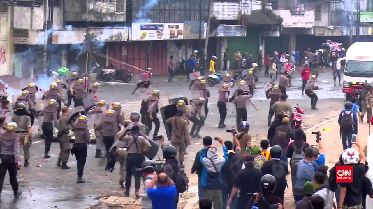 Tak Terima Digusur, Warga Kampung Pulo Lawan Satpol PP