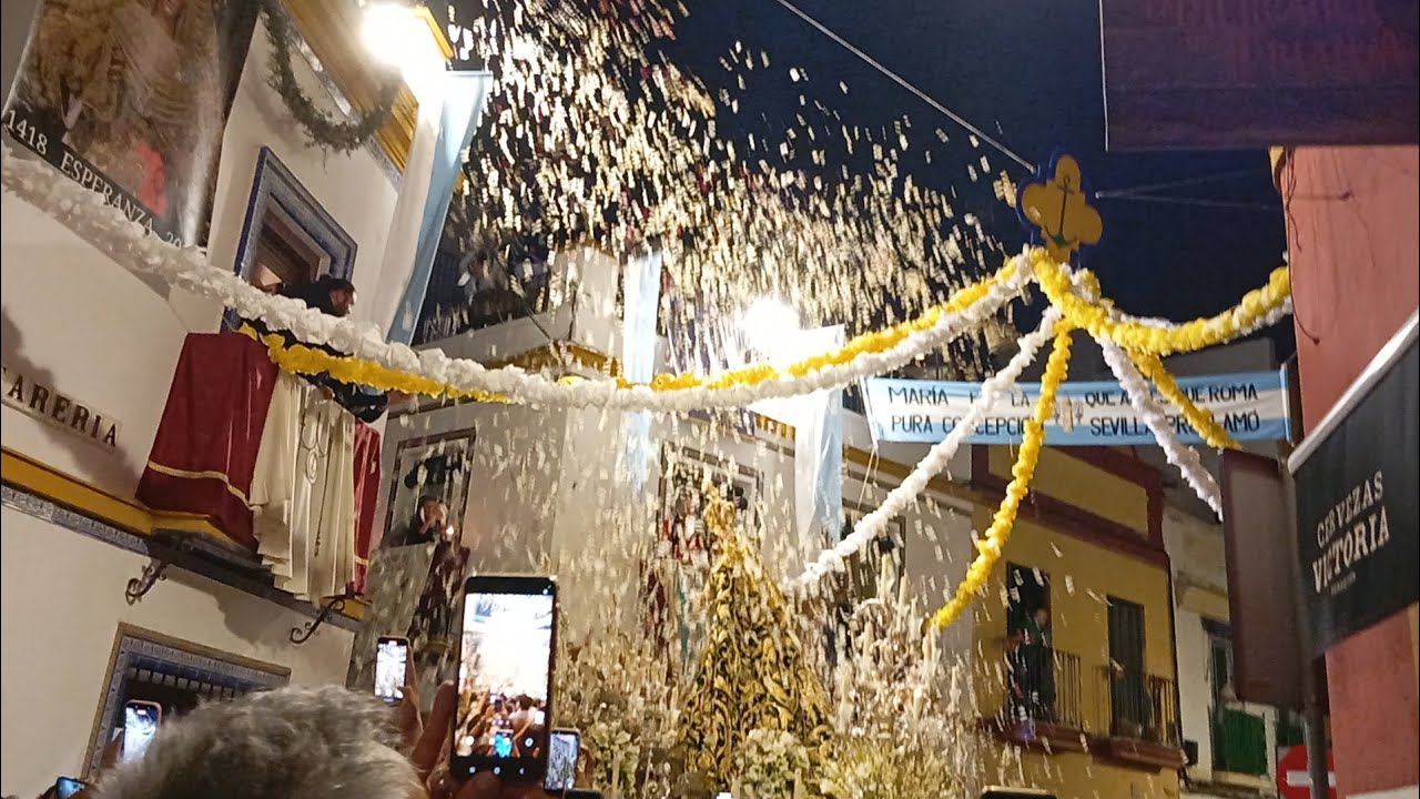 Petalada extraordinaria Esperanza de Triana calle Antillano Campos 2025
