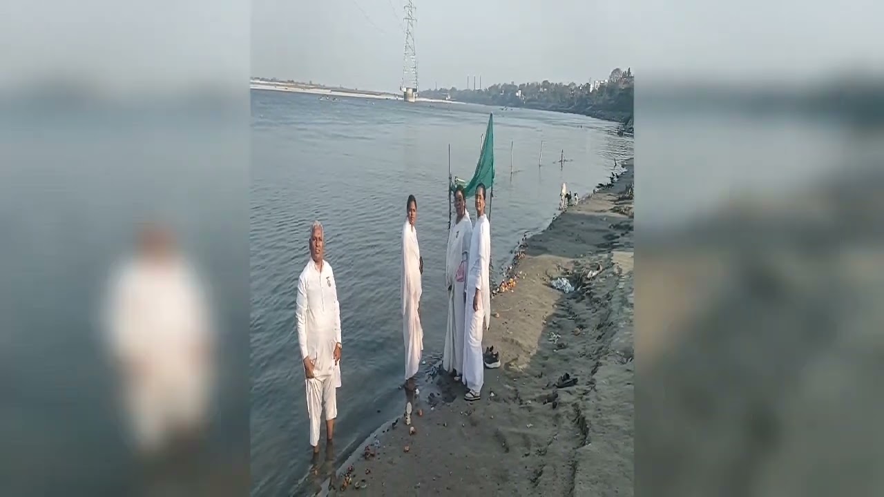 गंगा नदी के किनारे पर अटल घाट (कानपुर) में बीके भगवान भाई जी योग किया होली मनाई 
