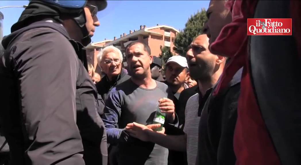 Roma, scontri durante lo sgombero di un palazzo occupato dai movimenti