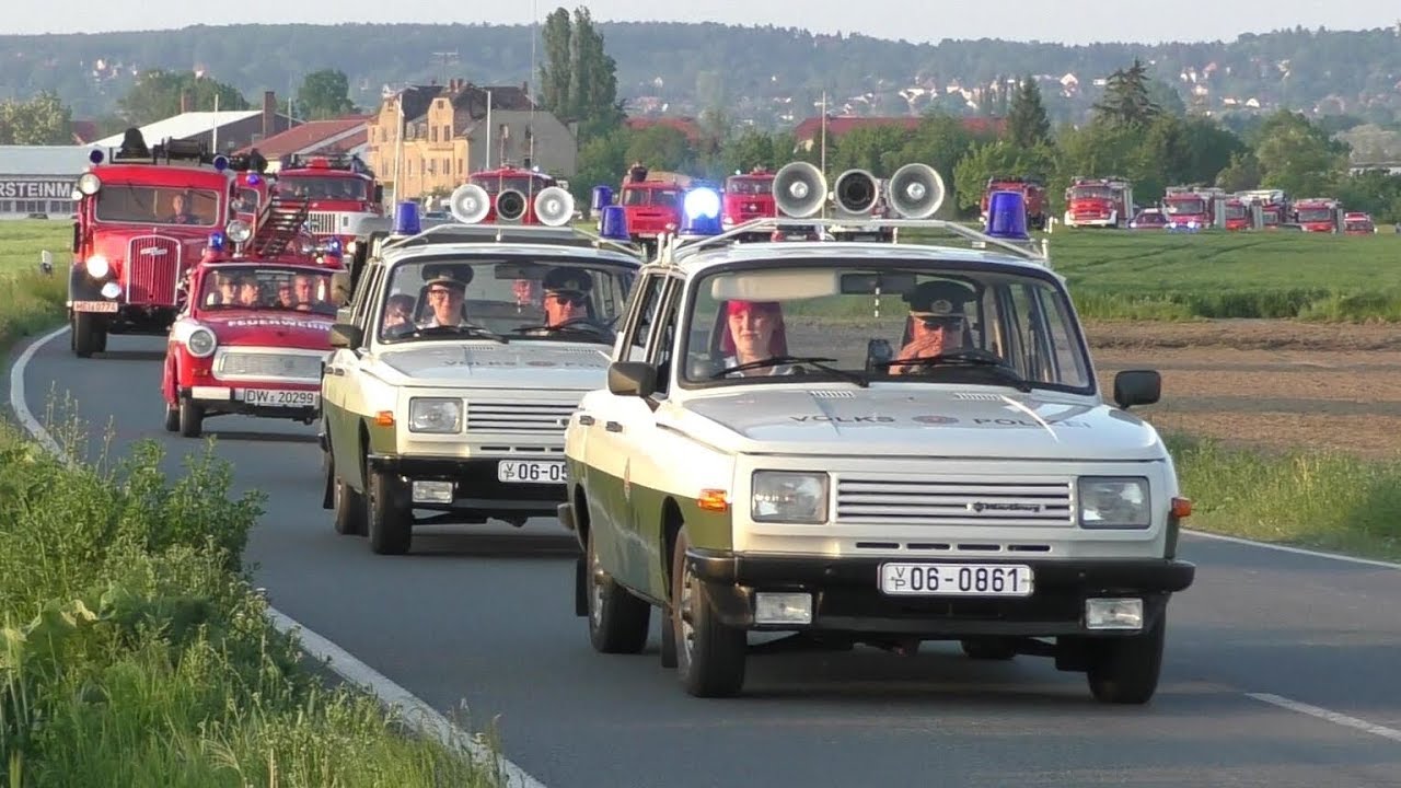 большой немецкий пожарный парад - очень старые автомобили