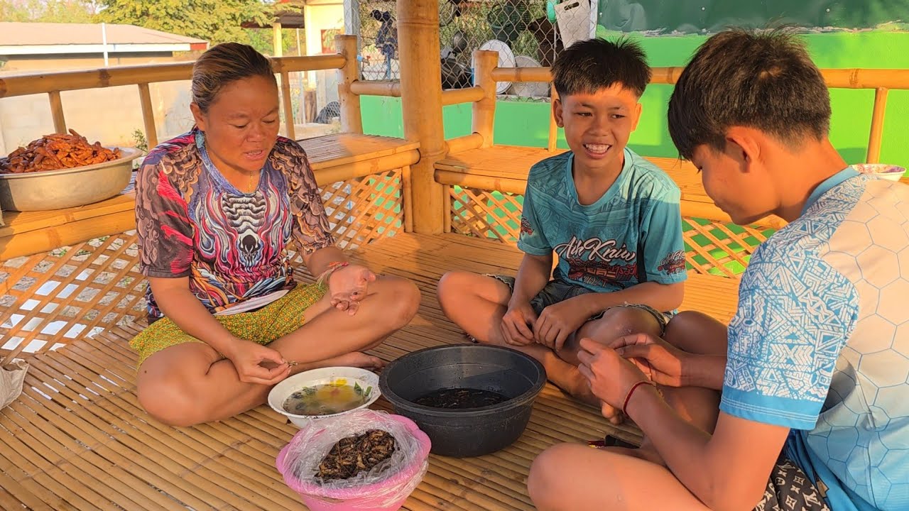 ไส้แมงชิชอนกับเด็กๆ เตียมกลับไทยไปฝากพี่น้อง