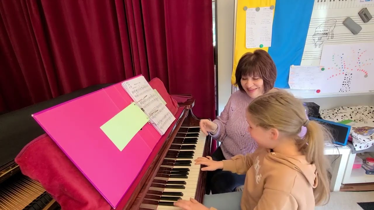 Lesson with my  Hello Piano student - Maja, 7 y.o, playing her very first Menuet by J.Ph.Rameau