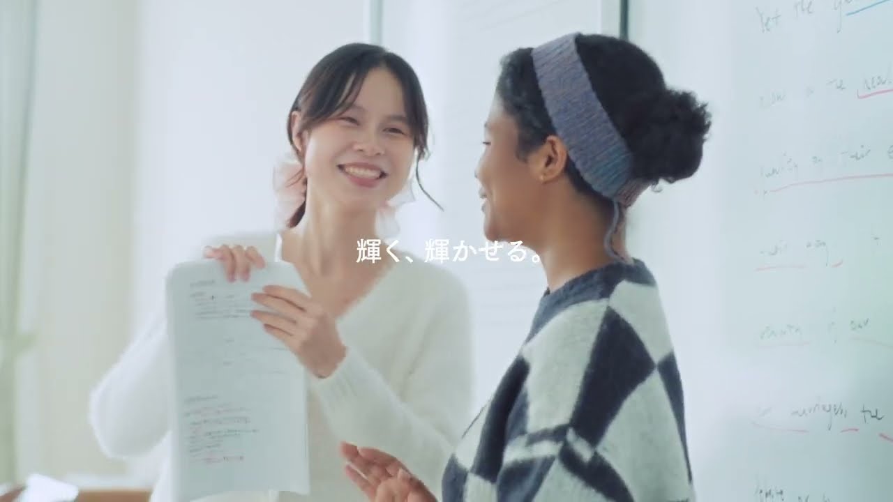輝く、輝かせる。
