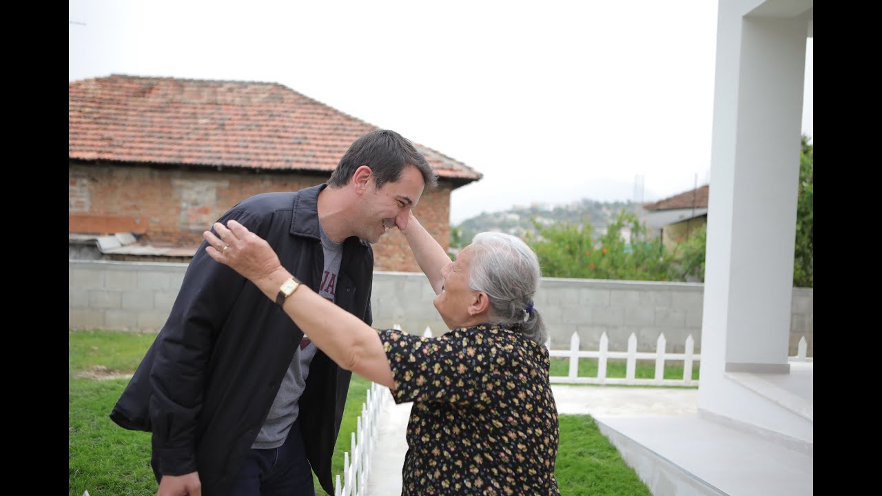 Gjysh Ismaili dhe nënë Qamilja, me lot gëzimi U futen në shtëpinë e re.