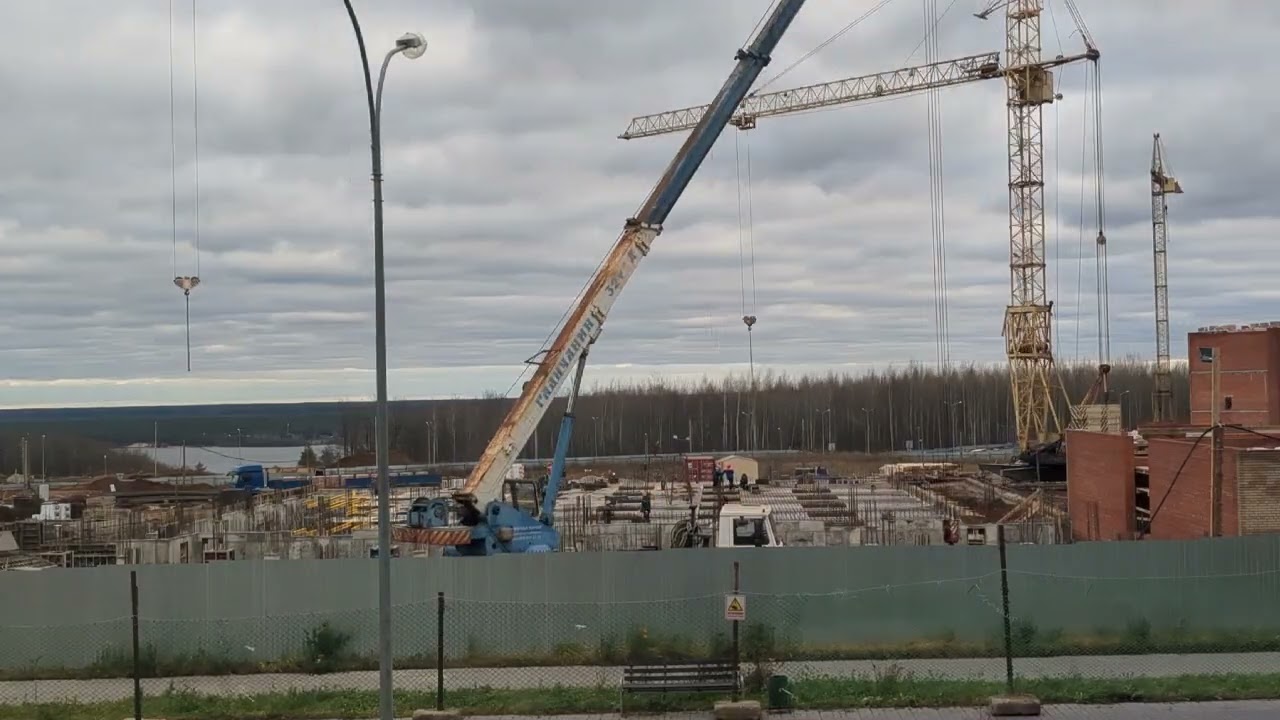 Строительство школы в новом городе.